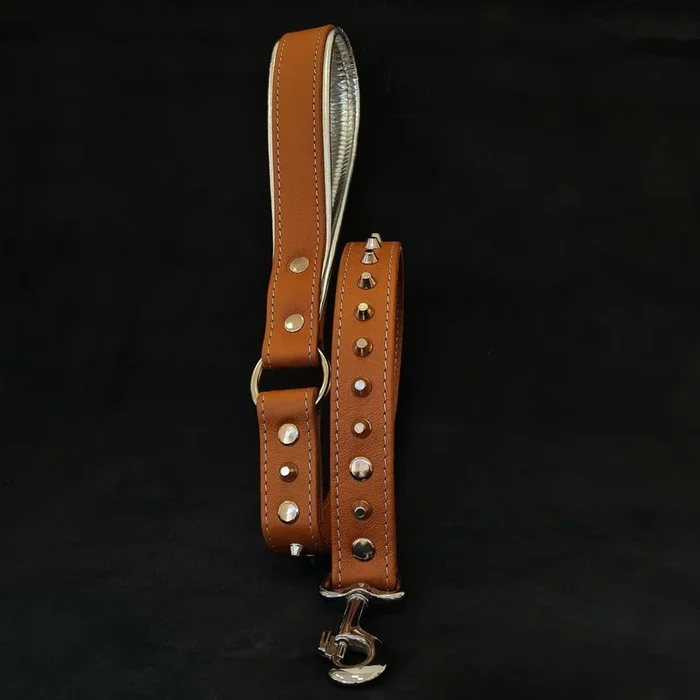 Guinzaglio in morbida pelle marrone con borchie