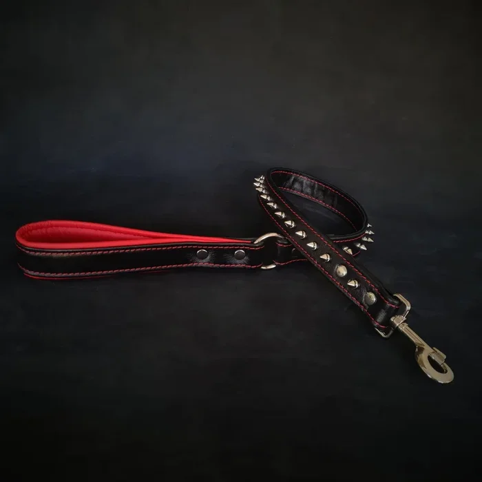 Laisse courte à pointes en cuir souple noir